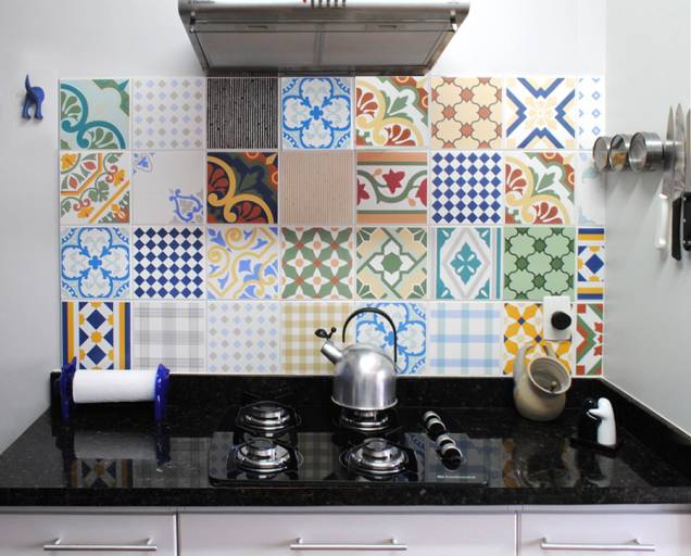 Na cozinha, painel de cerâmicas tipo ladrilho hidráulico Na cozinha, painel de cerâmicas tipo ladrilho hidráulico
