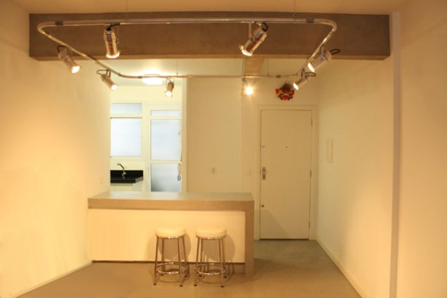 Na reforma deste apartamento, a arquiteta Claudia Mota usou revestimento Tecnocimento da NS Brasil, na cor platina, nos pisos da cozinha e sala de jantar e no balcão. A área do piso é de 30m² e do balcão 2m².