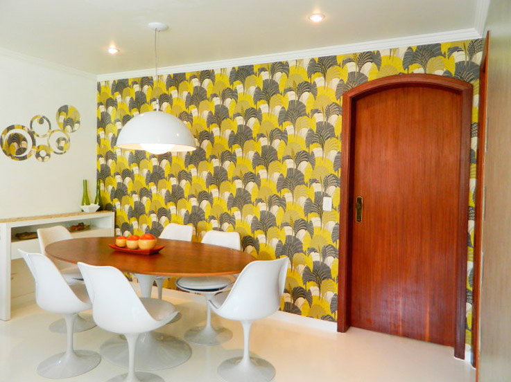O papel de parede estampado dá charme e personalidade ao projeto da arquiteta Adriana Victorelli.