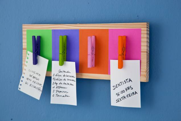 Sem esquecimento. Os pregadores estão colados em um mural e organizam as listas e compromissos do morador. Sem esquecimento. Os pregadores estão colados em um mural e organizam as listas e compromissos do morador.