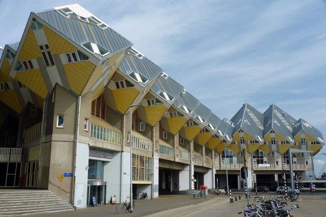 As Cubes Houses se localizam na cidade de Roterdã (Holanda) e foram projetadas por Piet Blom, que se inspirou no conceito de "viver como um telhado urbano”: a maior parte da construção fica no nível do telhado, liberando espaço no solo. Uma casa com inclinação de 45° é suspensa por um pilar em forma de hexágono. Cada casa representa uma árvore e o conjunto delas forma uma floresta.