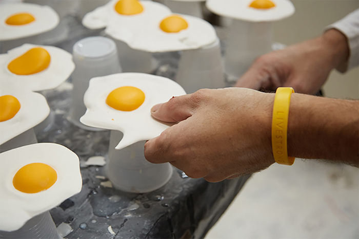 05-artista-cria-instalacao-em-nova-york-com-7-mil-ovos-fritos