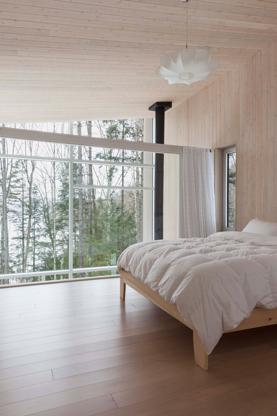 05-casa-compacta-se-integra-a-floresta-em-quebec