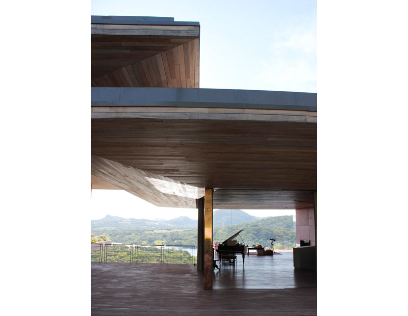 05-casa-de-madeira-e-granito-parece-flutuar-a-beira-de-barragem-africana