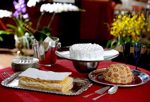 No Buffet Charlô, as opções de sobremesa incluem torta gianduia com avelã...