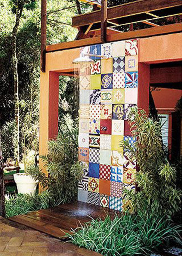 05---Colorindo-a-fachada-laranja,-os-ladrilhos-revestem-a-parede-do-chuveiro-externo,-rodeado-de-plantas