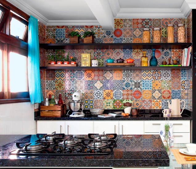 As paredes desta cozinha curitibana eram brancas e sem graça. Para dar uma renovada no visual, a moradora resolveu investir em um mosaico composto por 48 estampas de adesivos que imitam azulejos vintage