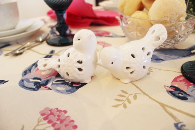 Você pode incrementar a decoração da mesa com objetos de porcelana, como esses lindos passarinhos.
