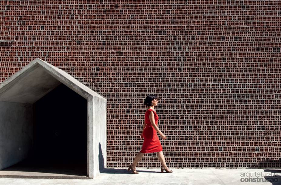 DÁ-LHE TIJOLO BAIANO. Pelo preço acessível e pelas virtudes – as ranhuras do contorno facilitam a aderência da argamassa e os furos no meio diminuem seu peso ao passo que aumentam o isolamento térmico da parede – o tijolo baiano caiu no gosto popular. “É o tipo mais comum, meio vira-lata mesmo. Mas era justamente o que buscávamos para a fachada desta galeria: um olhar novo e provocador, que se tornasse marcante pela repetição”, afirma o arquiteto Marcelo Alvarenga, autor da reforma ao lado de Felipe Hess. As peças foram assentadas como elementos vazados à frente da casa. “Assim, temos uma área de 10 x 8 m que deixa a luz passar e camufla as janelas originais, por trás.” DÁ-LHE TIJOLO BAIANO. Pelo preço acessível e pelas virtudes – as ranhuras do contorno facilitam a aderência da argamassa e os furos no meio diminuem seu peso ao passo que aumentam o isolamento térmico da parede – o tijolo baiano caiu no gosto popular. “É o tipo mais comum, meio vira-lata mesmo. Mas era justamente o que buscávamos para a fachada desta galeria: um olhar novo e provocador, que se tornasse marcante pela repetição”, afirma o arquiteto Marcelo Alvarenga, autor da reforma ao lado de Felipe Hess. As peças foram assentadas como elementos vazados à frente da casa. “Assim, temos uma área de 10 x 8 m que deixa a luz passar e camufla as janelas originais, por trás.”