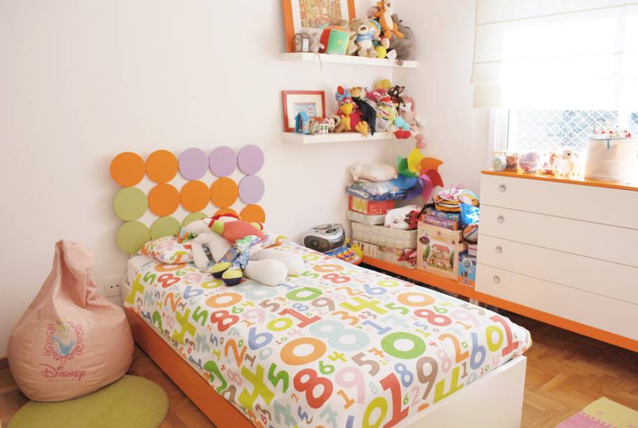O quarto projetado pela arquiteta Juliana Cortese não tem marcenaria planejada: os móveis foram escolhidos em lojas pelos clientes. A  ideia era criar um quarto moderno combinando a base branca e neutra com cores vibrantes. Mais tarde, com a chegada de mais uma menina, o quarto ganhou adesivos florais e borboletas. Os acessórios e a estante são da Ikea, o armário e a cômoda Clever e a cama Nardi.