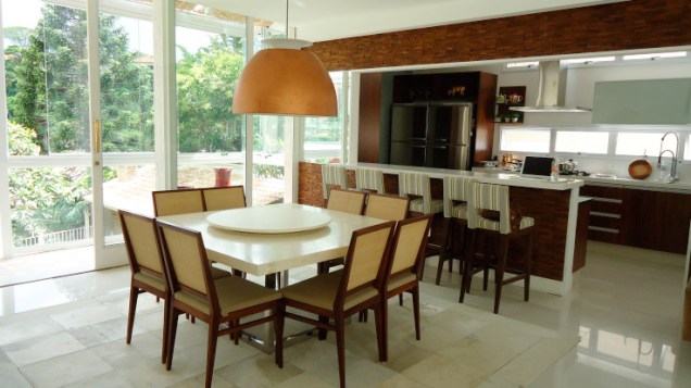 A mesa de madrepérola, rodeada por cadeiras com encosto de palhinha, é o destaque da sala de jantar projetada por Grace Srulzon.