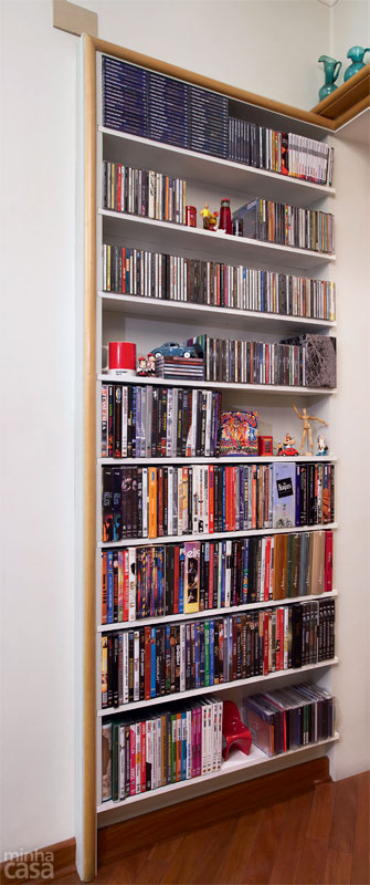 CAMUFLADOS NA PASSAGEM. Poucos cent&iacute;metros do corredor foram perdidos e muitos outros garantidos com a cria&ccedil;&atilde;o de um expositor, encrustado na alvenaria, para os filmes e CDs do arquiteto M&aacute;rcio Morais e da designer gr&aacute;fica Marize Sciessere, de S&atilde;o Paulo. &ldquo;Certifique-se de que a parede n&atilde;o &eacute; estrutural e que por ela n&atilde;o passam encanamentos e fia&ccedil;&otilde;es&rdquo;, alerta M&aacute;rcio. Uma moldura de madeira d&aacute; o arremate.