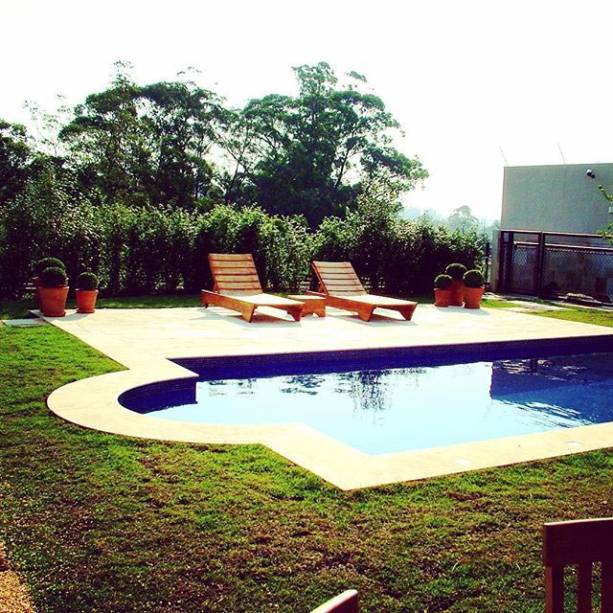 Lajes foram projetadas para receber toda a área externa neste projeto assinado pelo escritório Aonze Arquitetura com paisagismo de Bel Evangelisti para uma casa em São Paulo (SP).