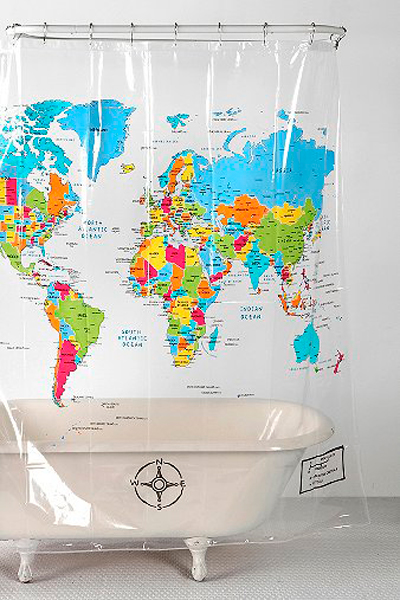 Para pensar na próxima viagem ou dar um up nos conhecimentos de geografia, a cortina tem o mapa mundi estampado. Com divisões de países por cores (os EUA tem os todos os estados separadinhos) é em plástico e mede 177 x 182 cm e custa US$ 29 na Urban Outfitters.