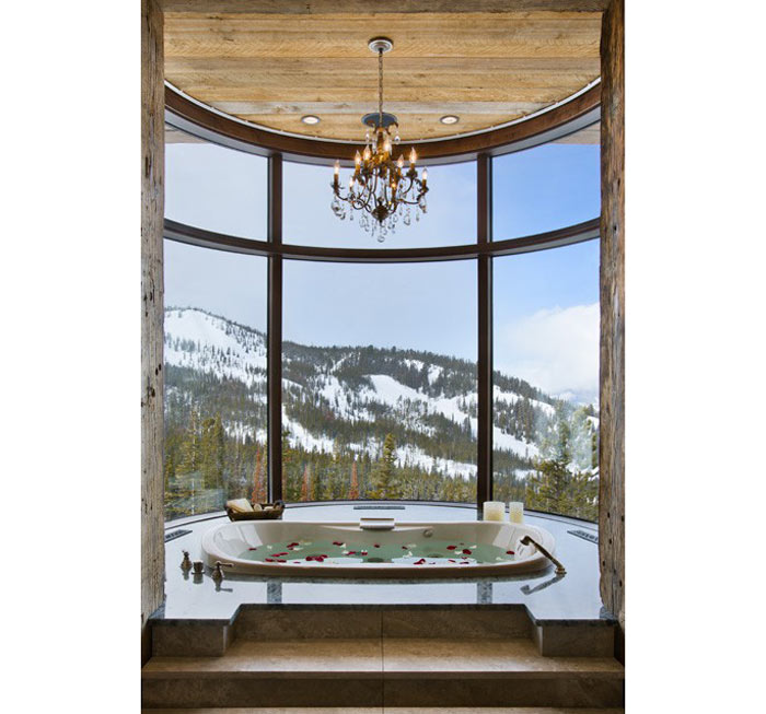 06-Assinado pelo Locati Architects, este banheiro super luxuoso conta com lustre, vista privilegiada e muito espaço (Decoholic)