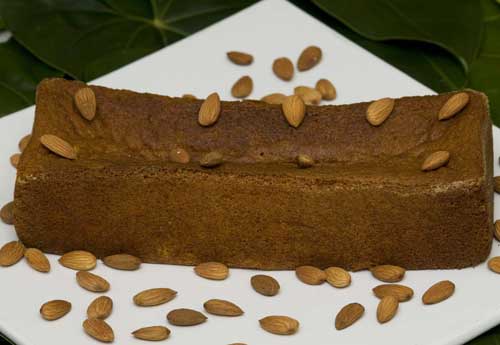 O bolo de cenoura do Buffet Neka Mena &eacute; servido com lascas e peda&ccedil;os inteir...