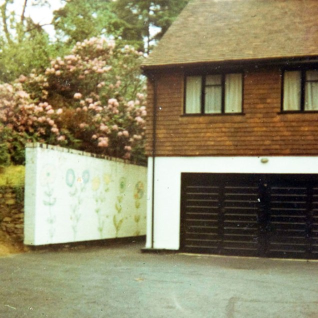 A casa de Ringo Starr em Weybridge, na Inglaterra. Ao observar a foto, feita por Sue Bakes, fica a dúvida: será que a casa de Ringo Starr tinha sala de estar?
