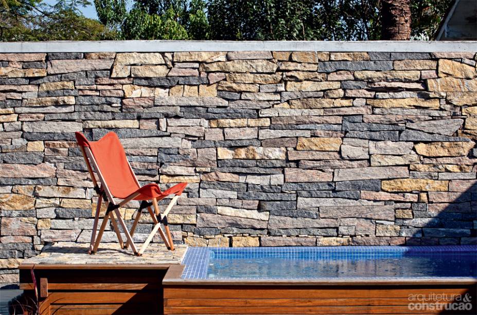 PEDRA SOBRE PEDRA. Três tipos de rocha sem nenhum polimento forram este muro de 2,40 m de altura na área externa da casa do arquiteto Carlos Verna: arenito, miracema e pedra são tomé. “Foram assentadas de forma artesanal, encaixadas umas sobre as outras sem rejunte. Para a sustentação, contam com a ajuda de uma camada de argamassa aplicada no paredão de alvenaria por trás”, explica Carlos. As pedras chegaram já cortadas à obra, onde fizemos os acertos no processo de montagem. “Gosto de combinar materiais brutos como nesta área, que ainda tem concreto e madeira ao redor da piscina. Quando é bem elaborada, a solução dispensa disfarces e revestimentos.” PEDRA SOBRE PEDRA. Três tipos de rocha sem nenhum polimento forram este muro de 2,40 m de altura na área externa da casa do arquiteto Carlos Verna: arenito, miracema e pedra são tomé. “Foram assentadas de forma artesanal, encaixadas umas sobre as outras sem rejunte. Para a sustentação, contam com a ajuda de uma camada de argamassa aplicada no paredão de alvenaria por trás”, explica Carlos. As pedras chegaram já cortadas à obra, onde fizemos os acertos no processo de montagem. “Gosto de combinar materiais brutos como nesta área, que ainda tem concreto e madeira ao redor da piscina. Quando é bem elaborada, a solução dispensa disfarces e revestimentos.”
