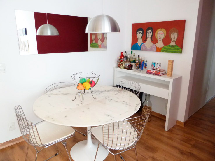 O aparador ao fundo também serve de bar, nesta sala de jantar projetada para um casal jovem pela arquieta Juliana Savelli.