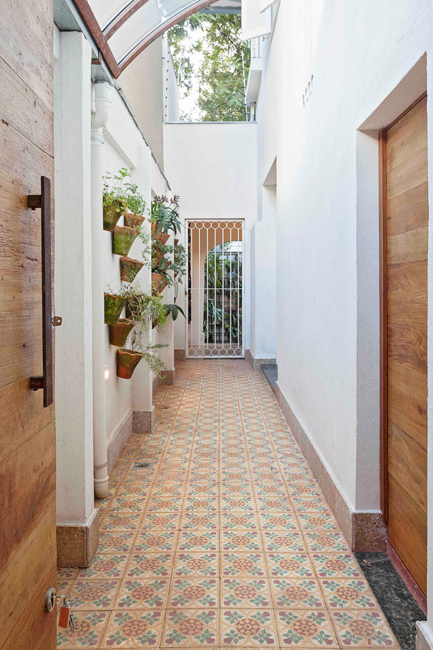 Corredor; decorar corredor; corredor externo; ladrilho hidráulico; jardim vertical