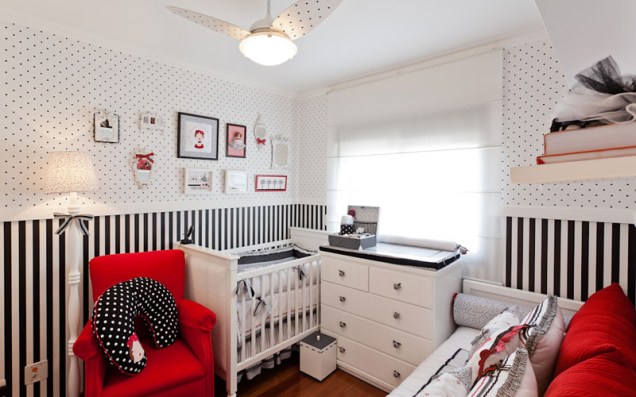 Neste quarto de 9 m², o poá toma conta das paredes e conversa com o vermelho, preto e branco. Os arquitetos Débora Dalanezi e Marcello Sesso escolheram o tema Paris para criar o quarto, que esbanja charme francês.