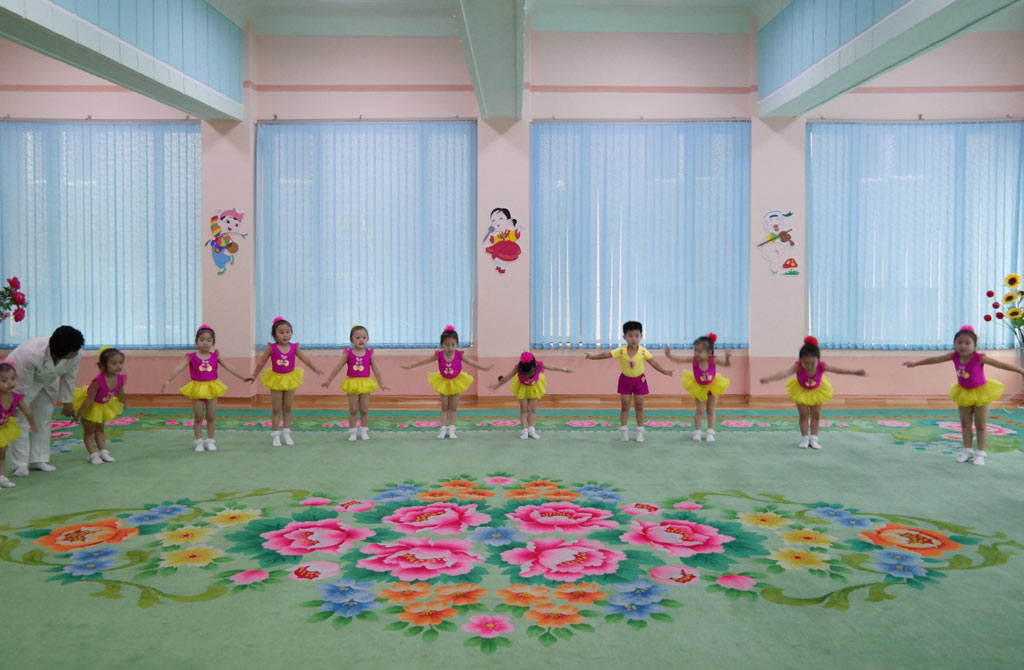 07-decoracao-na-coreia-do-norte-lembra-cenarios-dos-filmes-de-wes-anderson