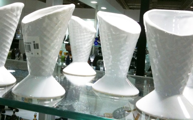 As taças para sorvete têm formato de casquinha! Em cerâmica branca, juntou o formato de cascão de sorvete com a praticidade do potinho. Perfeito para não fazer meleca. Da Bencafil.