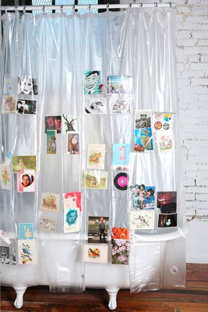 Uma solução fantástica para banheiros pequenos é essa cortina com bolsos. É possível para guardar coisas pequenas como grampos, fivelas, pentes, ou até personalizar com cartões e imagens para decorar de acordo com o gosto do dono. É bom que dá para mudar sempre que enjoar! Da Urban Outfitters, mede 182 x 182 cm e custa US$ 29. A loja entrega no Brasil.