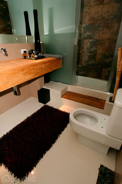 Materiais brutos compõem o banheiro projetado por Raquel Klieger.