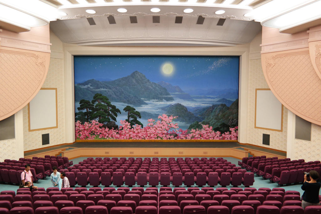 08-decoracao-na-coreia-do-norte-lembra-cenarios-dos-filmes-de-wes-anderson