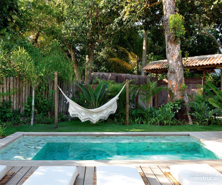 Em meio ao exuberante cenário no litoral baiano, os arquitetos André Lattari e Daniela de Oliveira, do Vida de Vila, deram férias definitivas a cerâmicas, porcelanatos e pastilhas de vidro. Nesta casa, a piscina é revestida de Pedra Ônix, da Palimanan.