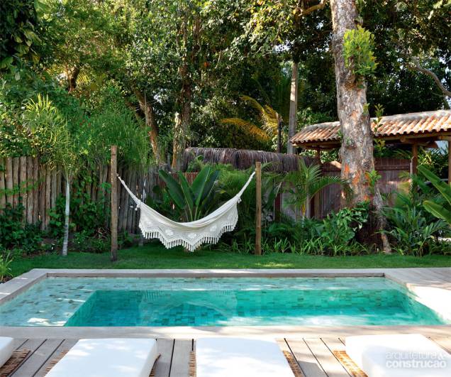 Em meio ao exuberante cenário no litoral baiano, os arquitetos André Lattari e Daniela de Oliveira, do Vida de Vila, deram férias definitivas a cerâmicas, porcelanatos e pastilhas de vidro. Nesta casa, a piscina é revestida de Pedra Ônix, da Palimanan. Em meio ao exuberante cenário no litoral baiano, os arquitetos André Lattari e Daniela de Oliveira, do Vida de Vila, deram férias definitivas a cerâmicas, porcelanatos e pastilhas de vidro. Nesta casa, a piscina é revestida de Pedra Ônix, da Palimanan.