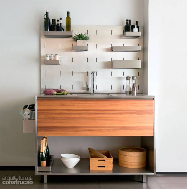 Bancada prática. Padronizado, o móvel de aço inox facilita a montagem da área gourmet, que pode contar, ainda, com painel de parede avulso. O módulo básico do Smart Kit se resume a um corpo metálico de 0,60 x 0,90 x 1,20 m com as laterais perfuradas para o encaixe de acessórios, como porta-talheres e portatemperos. É fabricado pela Mekal , que oferece complementos e opcionais – pode-se decidir pela frente de madeira Lyptus, eleger pés ou rodízios e escolher a versão com cuba (a partir de R$ 16,8 mil) ou cooktop (preço inicial de R$ 14,4 mil). O Painel Perfurado Smart (0,80 x 1,20 m) custa R$ 3 690. Prazo de entrega: 30 dias úteis.