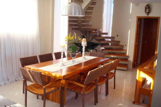 A designer de interiores Mary Hellen Azevedo apostou na madeira para compor a sala de jantar desta casa de campo em Assis (SP).