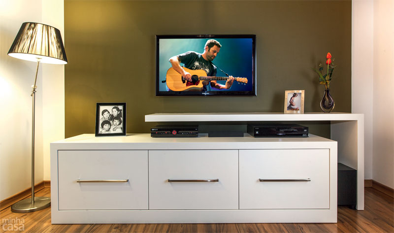 SURPRESA DENTRO DOS GAVET&Otilde;ES. Nesta sala de TV, a estrela &eacute; o rack de MDF laqueado (Oficina da Madeira Ivoti, R$ 2800), criado pela designer de interiores Carol Wolfart, de Novo Hamburgo, RS. O m&oacute;vel esconde um segredinho e tanto: dentro de cada gaveta de 57 x 48 x 40 cm, existe outra menor, de 51,50 x 40 x 20 cm.