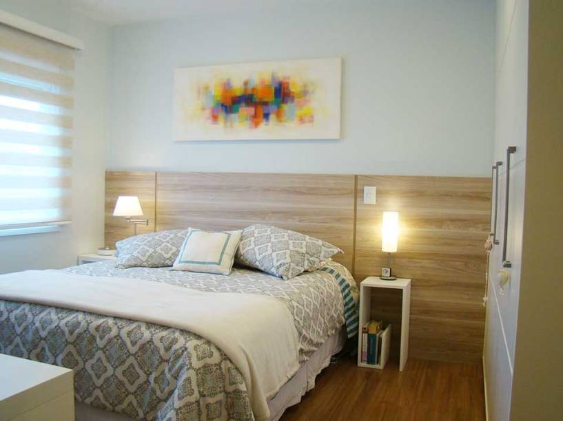 Carol Wolfart. Este quarto, de 14 m², foi projetado pela designer de interiores Carol Wolfart. O destaque do ambiente é a cabeceira. “É em MDF com acabamento em melamina Noce California e devido a sua grande extensão, 3,15 m de largura, fiz negativos verticais para poder fazer a emenda e ainda determinar o local da cama box”, explica a profissional.