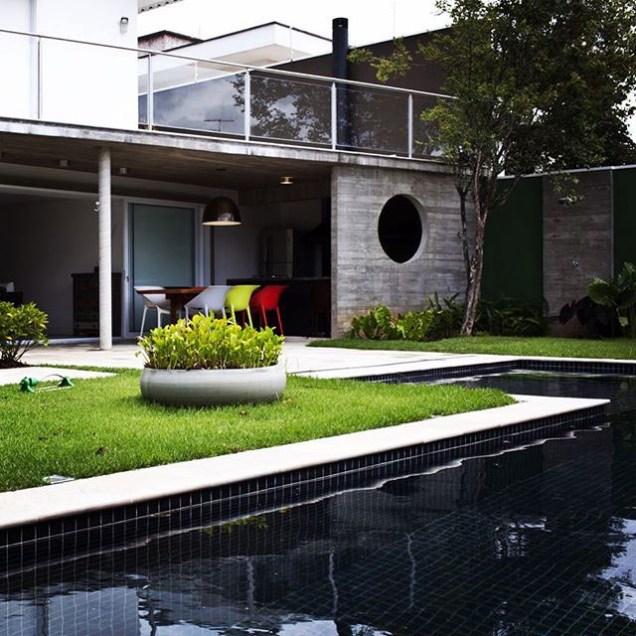 Na reforma desta residência construída em 1960 em São Paulo (SP), o solo ganhou piso de quartzito, laje de concreto aparente e jardins verticais. O projeto arquitetônico é assinado por Carmem Ávila. Já o paisagismo foi feito por Priscila Bruno.