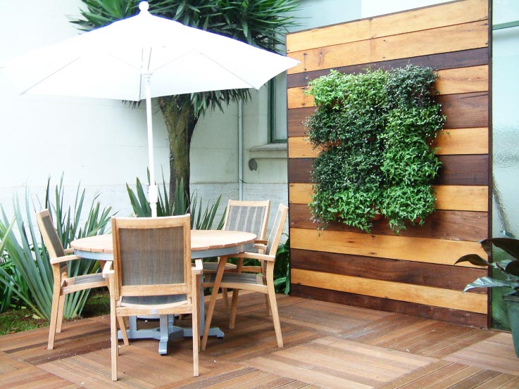 No ambiente Escritório Verde, projetado pela paisagista Marisa Lima para a Casa Office, o objetivo é criar um espaço de trabalho ao ar livre, já que o contato com a natureza tende a ajudar na criatividade e na inspiração das pessoas. O painel feito de madeira de demolição (canela rosa e canela escura) recebeu exemplares de véu-de-noiva.