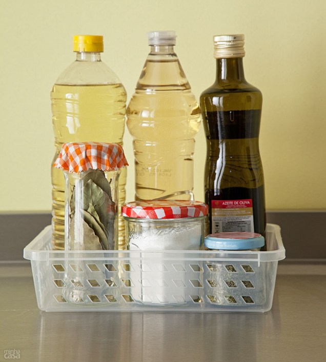 Os condimentos de uso diário podem ficar acomodados em cestinhos organizadores. Tire-os dos saquinhos de origem e coloque em potes funcionais.
