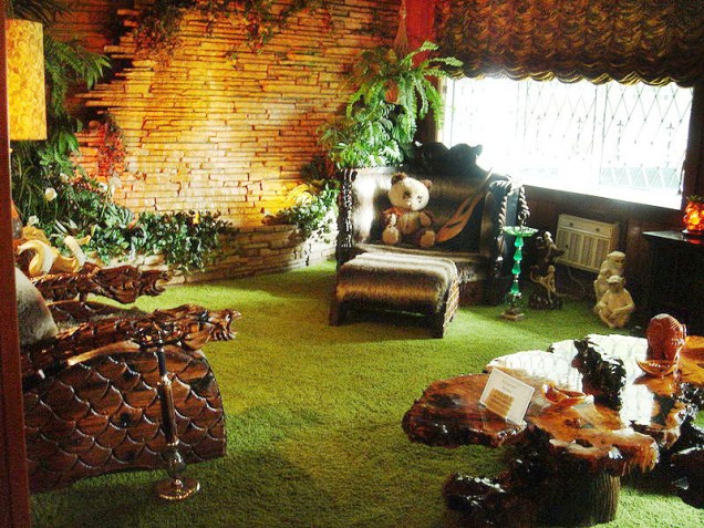 Esta é a Jungle Room, em Graceland, nos Estados Unidos. É mais uma sala da casa de Elvis Presley.