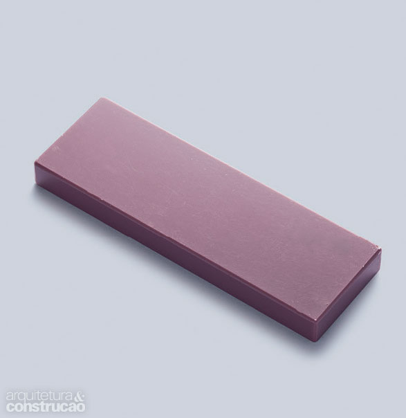 Base colorida. Tons vibrantes invadem as pias, cada dia mais atraentes. Sucesso em cubas e bancadas, a superfície sólida Corian (DuPont) está de portfólio novo. Nove tons em sintonia com as tendências europeias aportaram no Brasil. Entre eles, o Chic Aubergine ( foto), vendido na loja paulista Studio Vitty por R$ 2 222 o m2 (conforme o projeto).