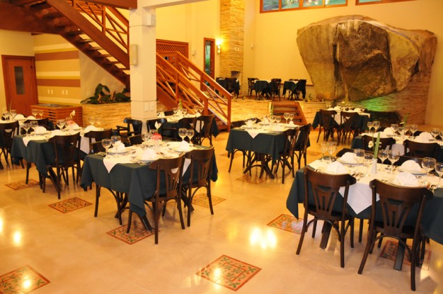 No restaurante Bela Aurora, no Espírito Santo, a arquiteta Márcia Bissoli usou piso cimentício do tipo granilite polido e moldado in loco com detalhes centrais às juntas de dilatação de ladrilhos hidráulicos florais.