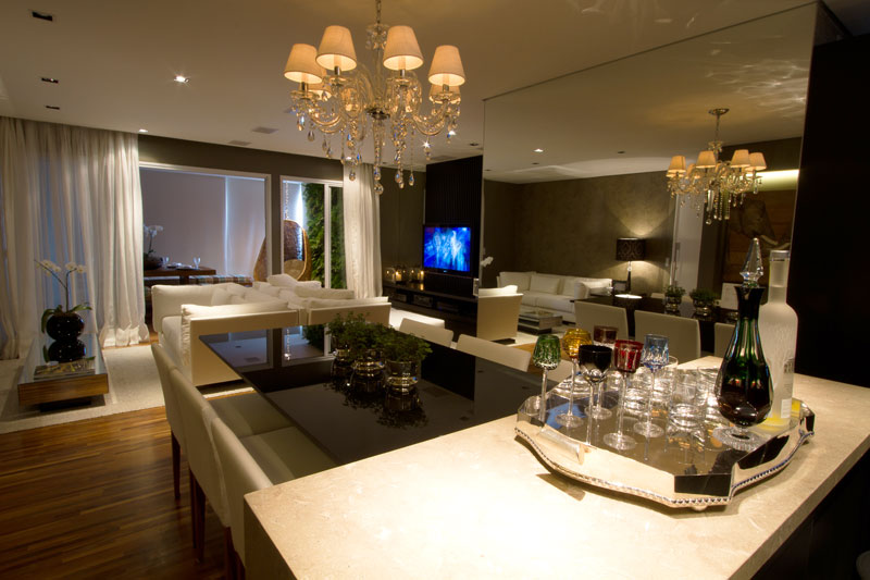 Gabriel Heusi Para um casal que adora receber, a integra&ccedil;&atilde;o dos ambientes foi essencial. Esta sala, de 35 m&sup2;, projetada pelas arquitetas Simone Piva e Renata Nicola, atua como sala de estar, sala de jantar, home theater e ainda possui uma integra&ccedil;&atilde;o com a cozinha e varanda.