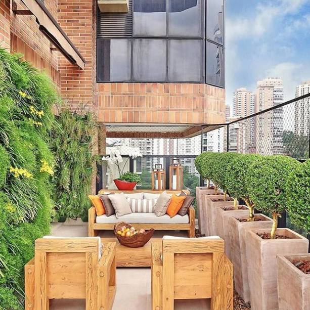 Neste dúplex localizado no bairro do Morumbi em São Paulo foram feitas reformas de piso, mobiliário e paisagismo. No painel vertical foram usadas mudas de Barba-de-serpente, Russelias vermelhas, Asparagus e Orquídeas Chuva-de-ouro. Estas plantas foram escolhidas pela harmonia entre as espécies e pela resistência ao vento e mudanças de clima. O projeto de arquiteta é da Paula Korte. Já o paisagismo é assinado por Marizeth Estrela.