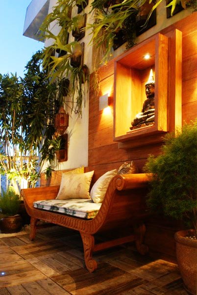 Para um apartamento duplex de um engenheiro paulistano, a arquiteta Andrea Balastreire criou um espaço moderno, com tema oriental, pensado para quem recebe os amigos com frequência. O paisagismo conta com palmeira, yuca e chifre de veado – as plantas no painel de madeira foram fixadas como se fossem quadros. Projeto feito em parceria com o paisagista Ricardo Pessuto.