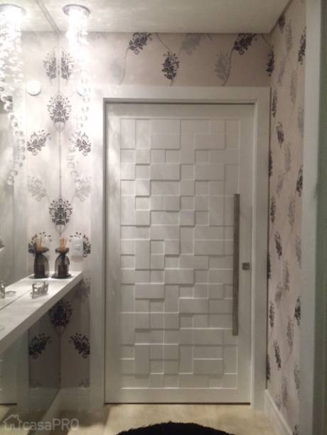 Hall de apartamento com piso laminado Durafloor ébano, papel de parede listrado, escultura em mdf Jadir Battaglia, espelho Metáfora Design. Projeto de Rosa Pinheiro.