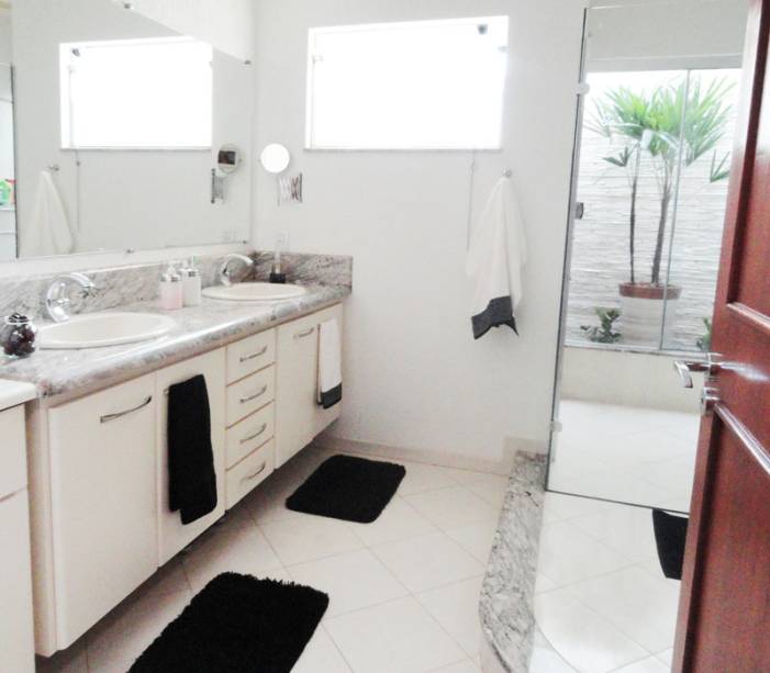 O antigo corredor da casa de Soraya Morais Gaino foi reformado para dar lugar ao banheiro da suíte. O ambiente, de 11 m², traz lembranças de família: toalhas dadas pela mãe de Soraya e tapetes da avó. Dica da redação: se há espaço, uma boa saída para evitar brigas entre o casal é fazer duas cubas. Assim cada um tem seu cantinho.