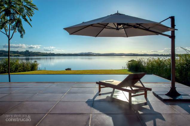 Ao redor da árvore nativa, um oiti, o deck de cumaru, com réguas de 10 cm de largura (material fornecido pela trancoso madeiras), cerca a piscina, executada com o revestimento monolítico antiderrapante Crystal Pool, da mercatto Cerâmico. Projeto do escritório Vida de Vila. Ao redor da árvore nativa, um oiti, o deck de cumaru, com réguas de 10 cm de largura (material fornecido pela trancoso madeiras), cerca a piscina, executada com o revestimento monolítico antiderrapante Crystal Pool, da mercatto Cerâmico. Projeto do escritório Vida de Vila.
