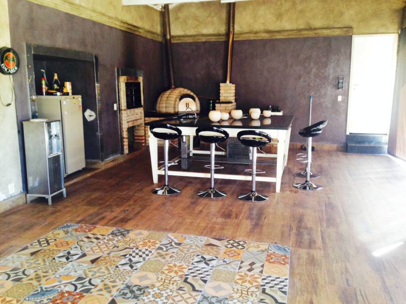 Piso da Eliane Patchwork e Madeirado da Demolição Ceuza em uma churrasqueira, executado para servir de tapete para uma mesa de jantar em ferro maciço. Residência em Ribeirão Preto. Projeto de Vanda Carvalho Barbosa.