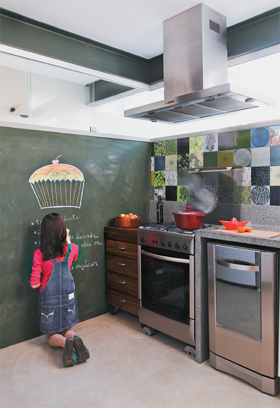 Comprados numa promoção no ateliê da artista plástica Calu Fontes, os azulejos arrematam com charme o visual da cozinha. Para combinar e servir de quadro de receitas, uma das paredes foi pintada de verde. Projeto Marina Mange Grinover e Sergio Kipnis.